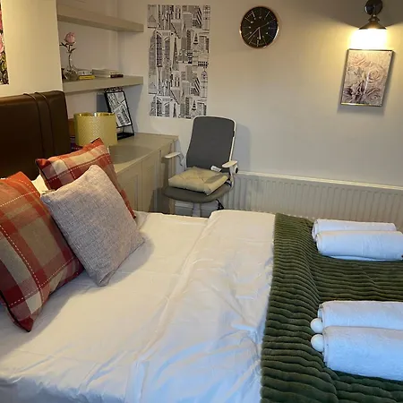 Luxury Deluxe Rooms In Surbiton, Good Access To London Waterloo Esterno foto