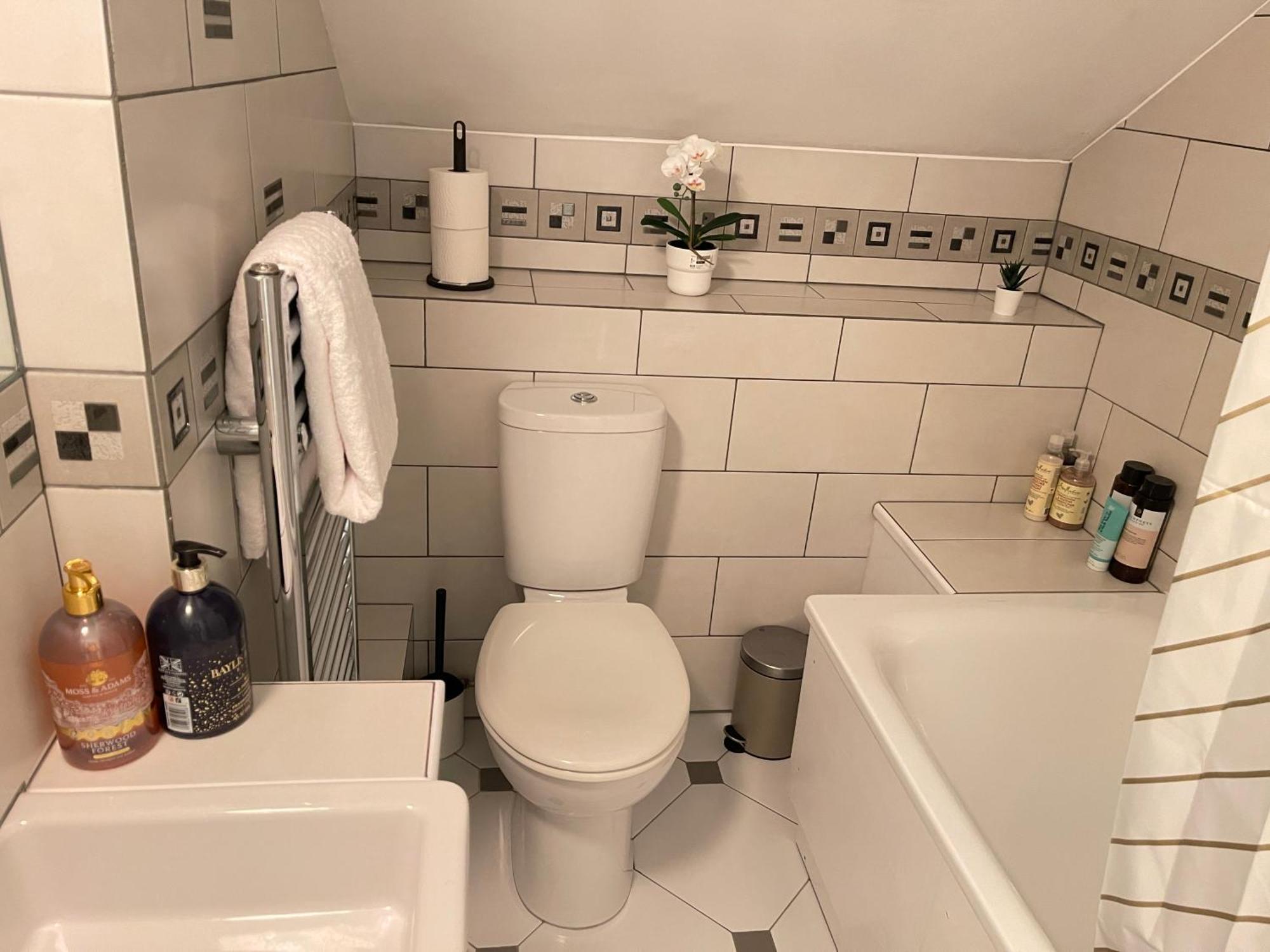 Luxury Deluxe In Surbiton, Good Access To London Waterloo Apartment *