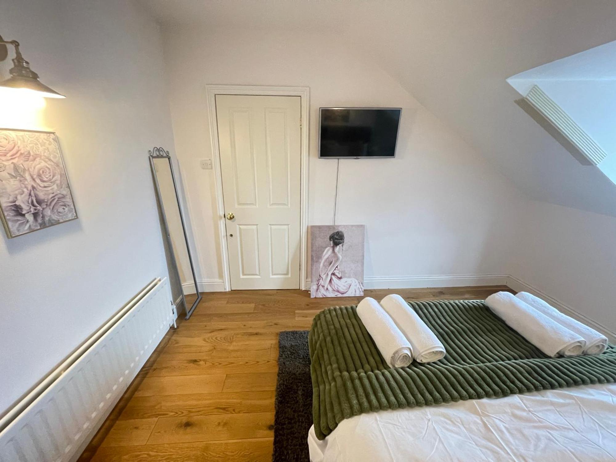 Luxury Deluxe In Surbiton, Good Access To London Waterloo Apartment Surbiton