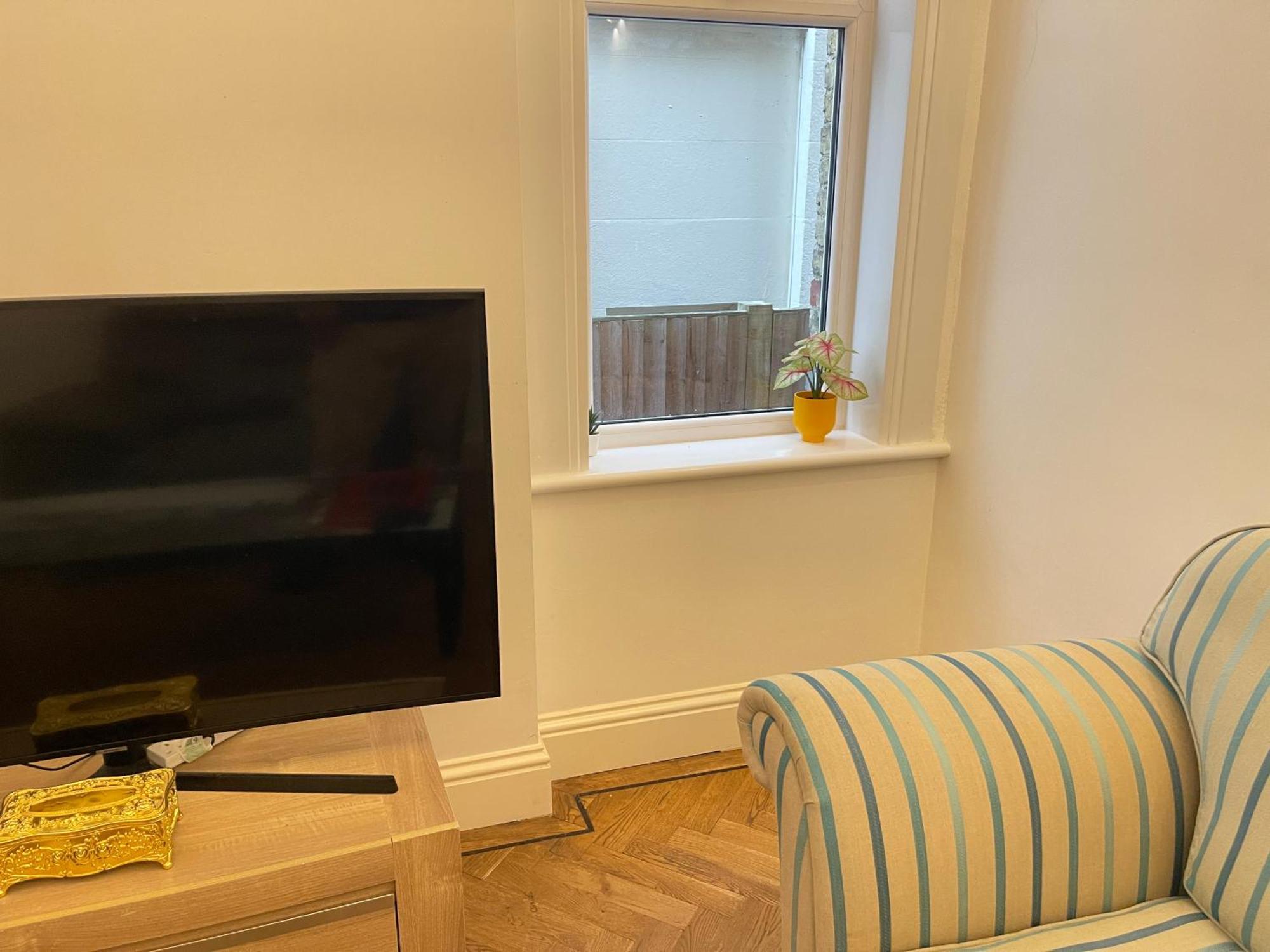 Luxury Deluxe In Surbiton, Good Access To London Waterloo