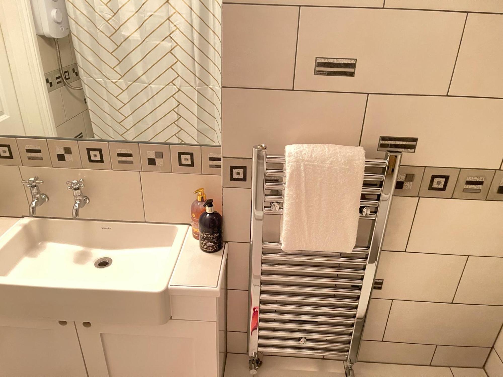 Apartment Luxury Deluxe In Surbiton, Good Access To London Waterloo