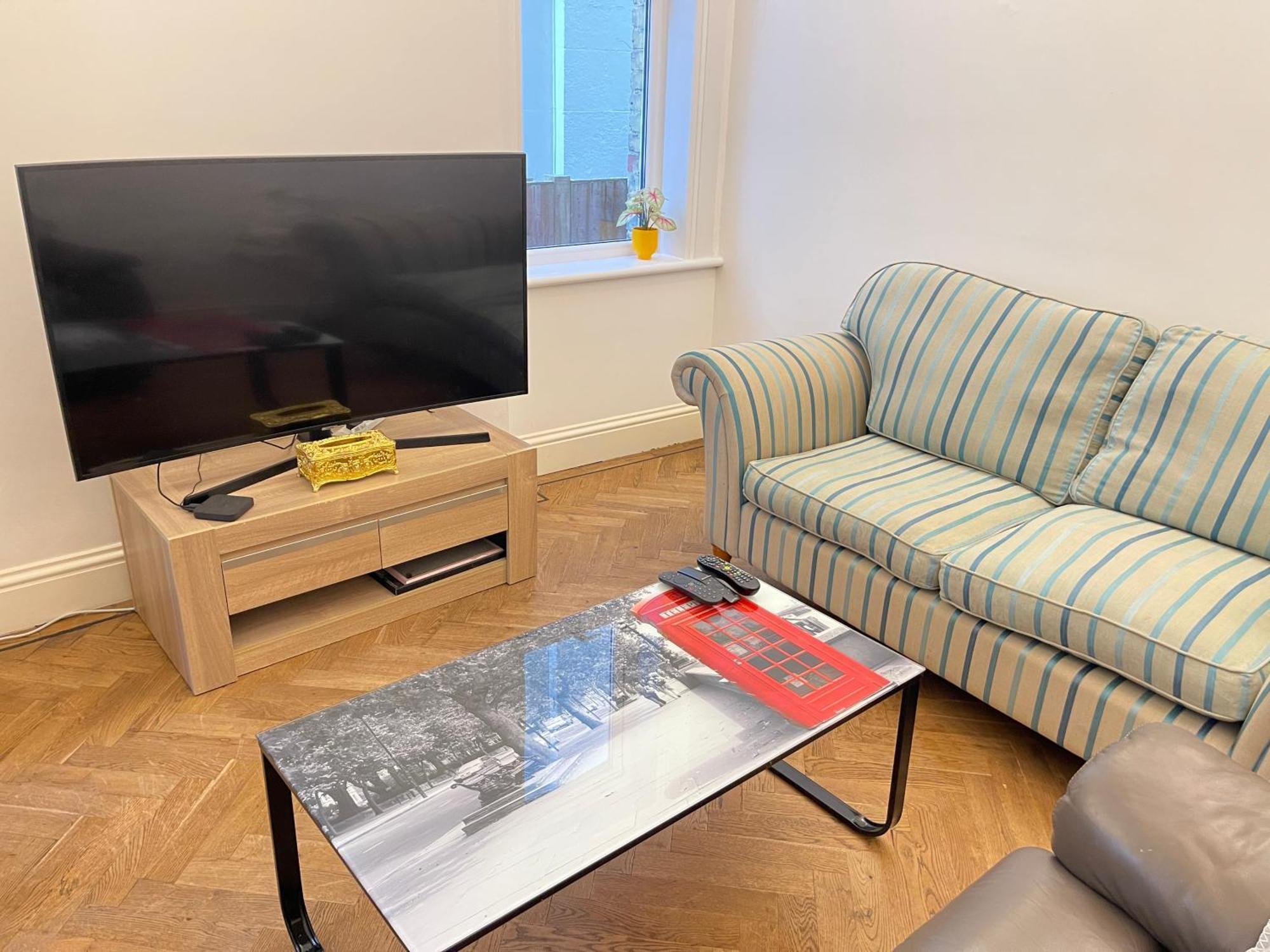 Luxury Deluxe In Surbiton, Good Access To London Waterloo Apartment *