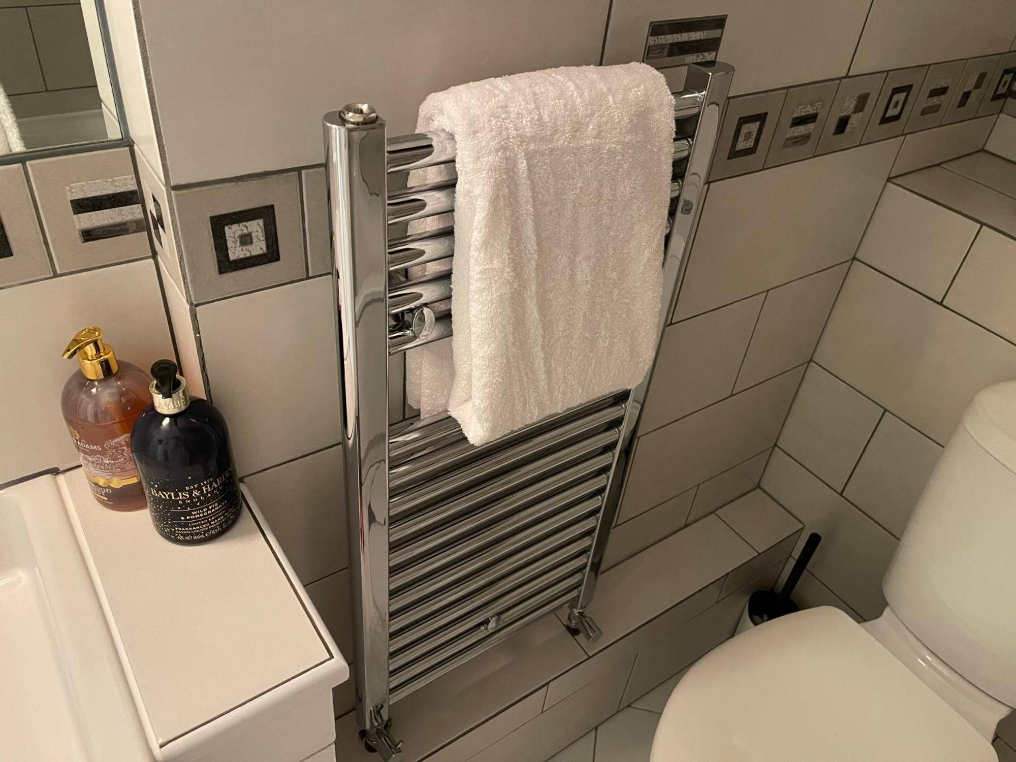 Luxury Deluxe In Surbiton, Good Access To London Waterloo Apartment Surbiton