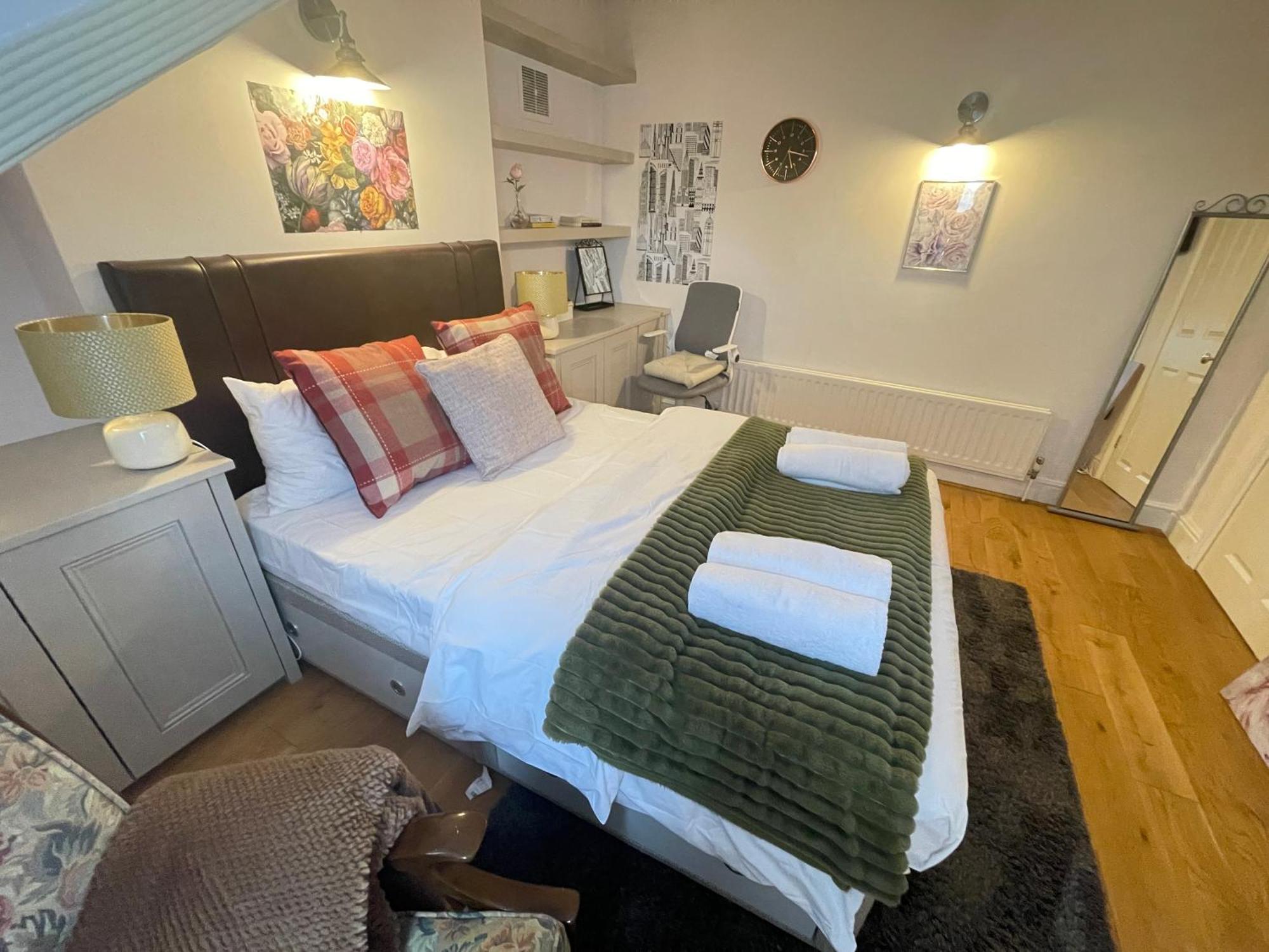 Luxury Deluxe In Surbiton, Good Access To London Waterloo Apartment *