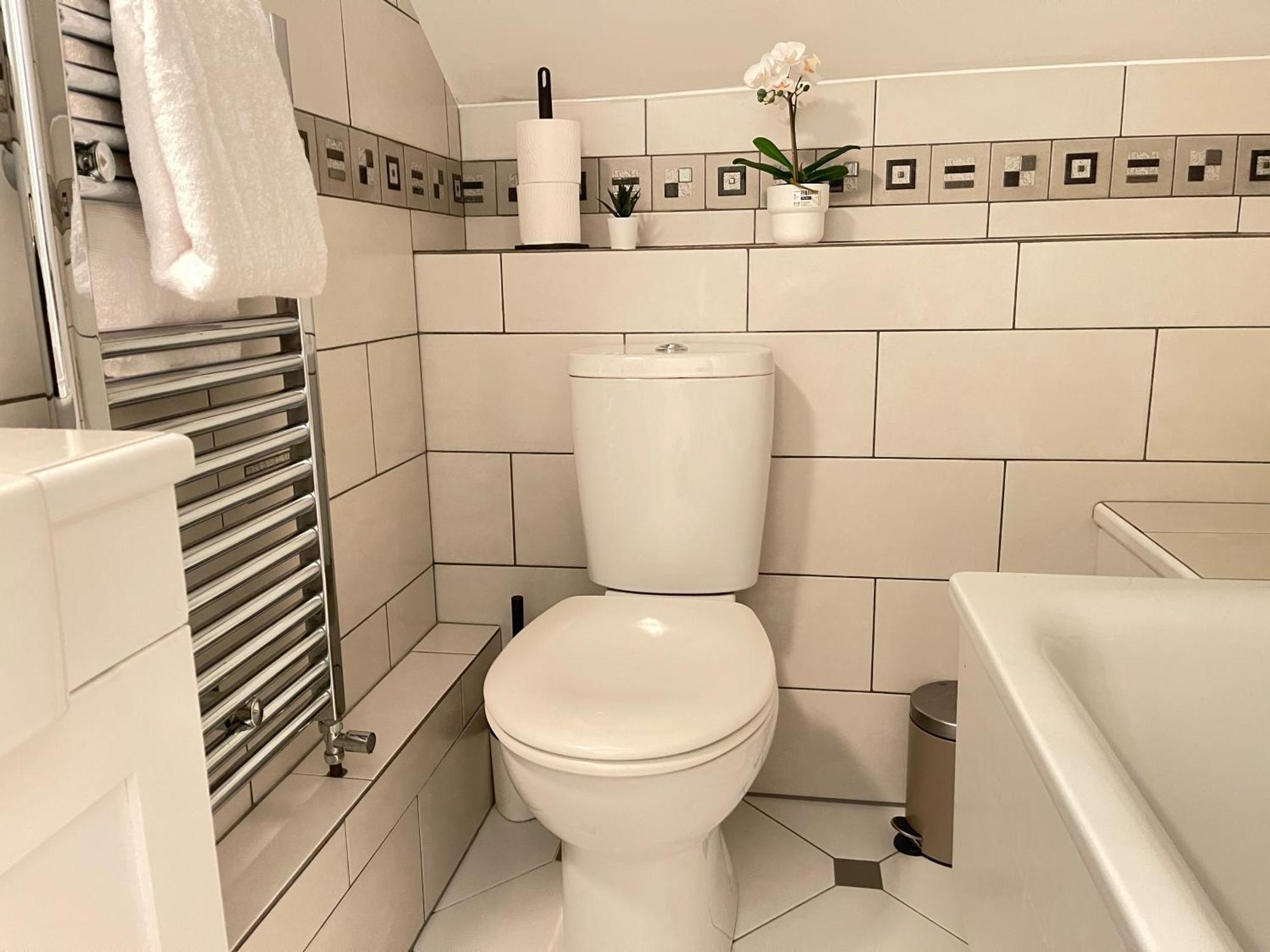 Luxury Deluxe In Surbiton, Good Access To London Waterloo *